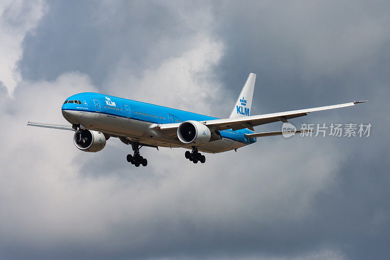 荷兰皇家航空公司波音777-300ER PH-BVI客机抵达并降落在阿姆斯特丹史基浦机场
